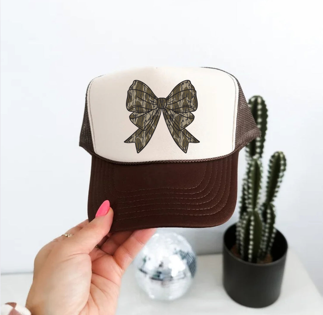 CAMO BOW TRUCKER HAT -DS