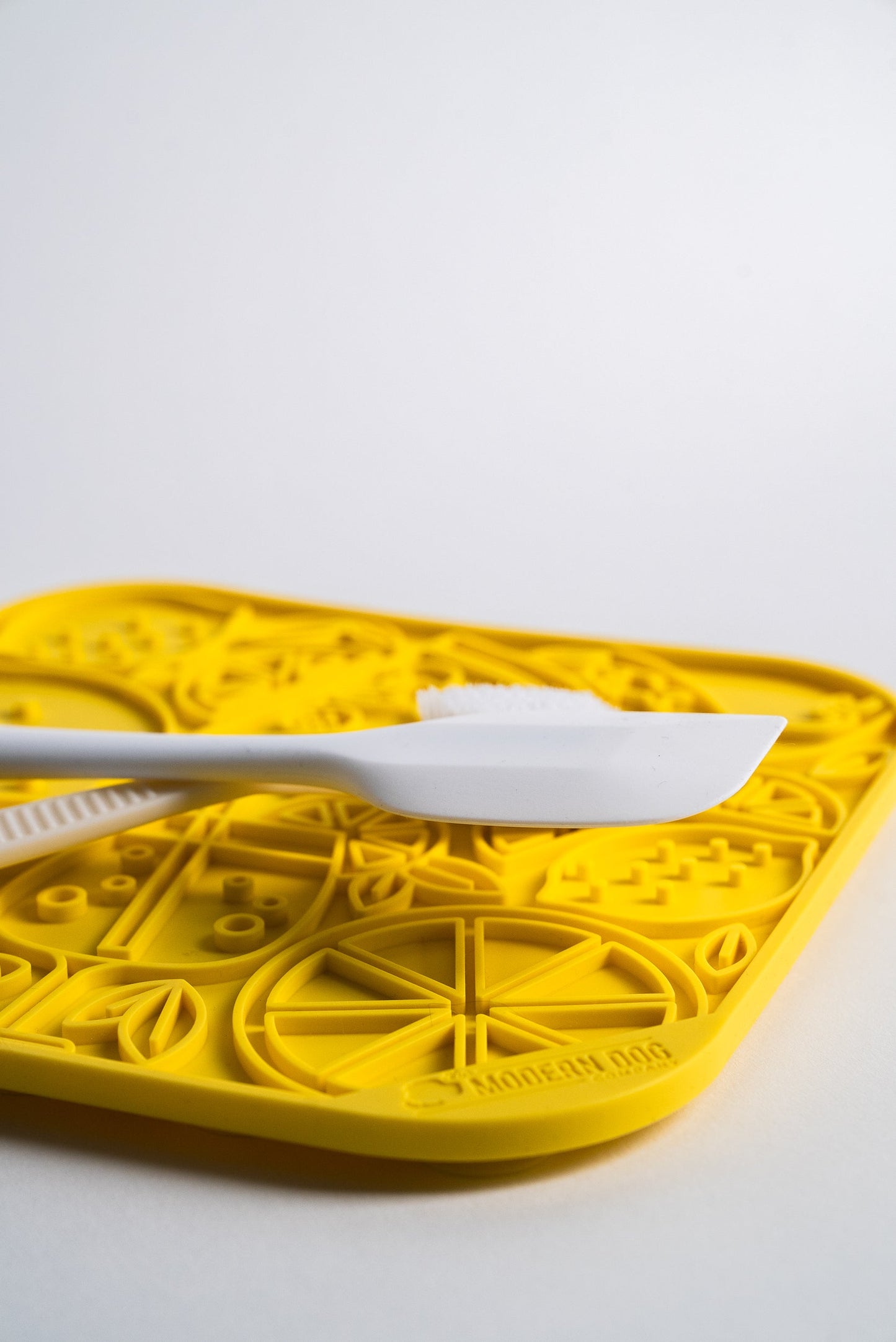 The Modern Dog Co. - Limoncello Lick Mat -DS