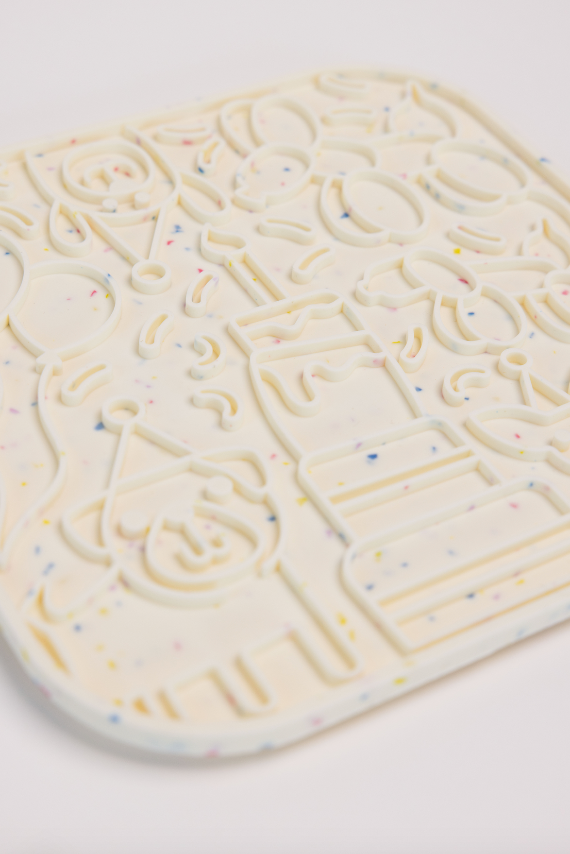 The Modern Dog Co. - It's a Birthday Pawty Lick Mat -DS
