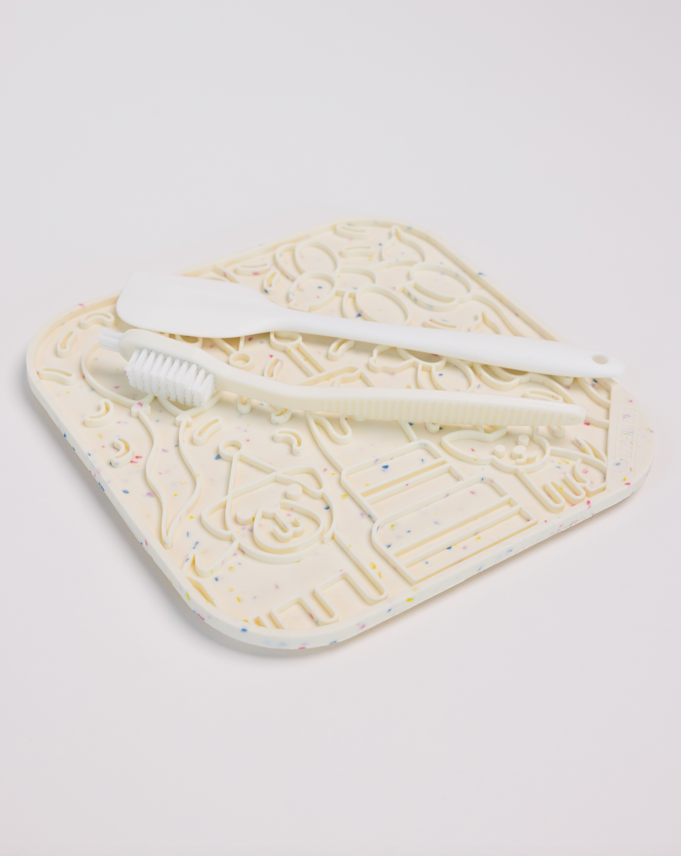 The Modern Dog Co. - It's a Birthday Pawty Lick Mat -DS