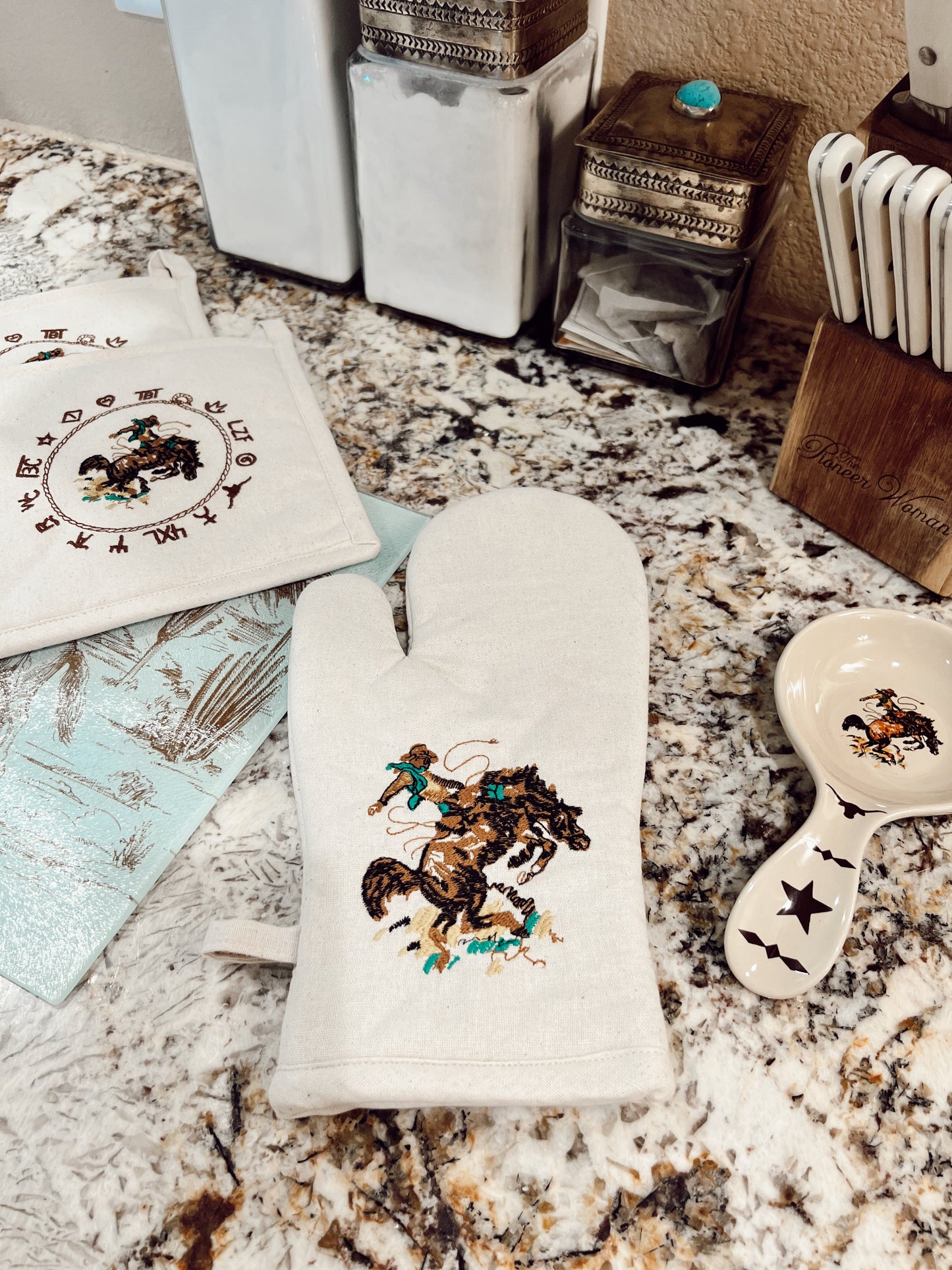 The Bronc Oven Mitt -DS